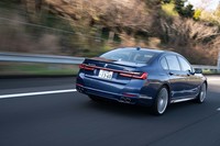 動力性能は0-100km/h加速のタイムが3.6秒、巡航最高速が330km/hと公表されている。