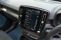 ワンペダルドライブはセンタースクリーンを介してセッティングする。車両設定のドライビングカテゴリー内に用意されている。