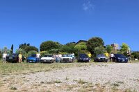 参加車全員集合。参考までに、彼らの公式ウェブサイト( https://opelclassica.it)には、主要メンバーの愛車のエンジン音およびホーン音も収録されている。