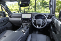 インテリアカラーは「“オーバートレイル+”ブラック」(今回の試乗車)と「“オーバートレイル+”シャトー」の2色展開。レクサスの大型モデルとしては装飾が控えめで質実剛健な仕立てだ。