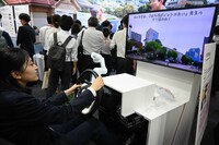 デンソーのAIエージェント「クルマのJullie」。工業用ロボットにAIエージェントを組み合わせ、会話とジェスチャーでもって、走行中にドライバーとのコミュニケーションを図るというものだ。