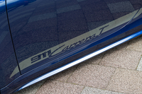 ボディーサイドの「911 Carrera T」デカールは無償で選べるオプションだ。