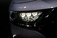 「アクティブLEDビジョン」と名付けられた3連のヘッドランプユニット。