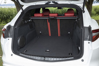 荷室容量は、5人乗車の通常使用時で525リッター。後席の背もたれは、荷室内に備わるリリースレバーでも倒すことができる。