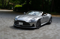 「クーペ」から遅れること約3カ月の2023年8月に世界初披露された「アストンマーティンDB12ヴォランテ」。車両本体価格は3190万円。