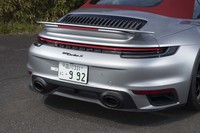 試乗車はスポーティーな排気音を演出する「スポーツエキゾーストシステム」を装着。ブラックで塗られたテールパイプもこのオプションに含まれる。