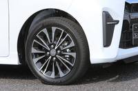 「タントカスタムRS」に装着されていたツートンのアルミホイール。タイヤサイズは他のモデルより偏平率の低い165/55R15だが、タイヤの銘柄は同じ「ブリヂストン・エコピアEP150」だった。