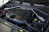 「レンジローバー・スポーツ オートバイオグラフィーD300」に搭載される3リッター直6ディーゼルターボエンジンは最高出力300PS、最大トルク650N・mを発生。8段ATと組み合わされる。