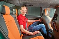 キャビンの広さはラグジュアリークラスのモデルとしてはまずまず。リアシートの掛け心地も快適だ。