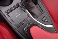 センターコンソールに並ぶ、インフォテインメントシステムの操作スイッチ。オーディオの操作系は、アームレストの前端(写真中央下)にレイアウトされている。