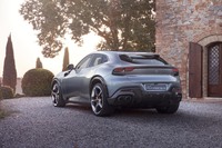 ホイールハウスのリムにはSUV的な塗り分けが見られるが、フェラーリの定義ではあくまで「スポーツカー」。これまでの跳ね馬と同じである。