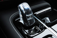 スウェーデンのガラス製品メーカー、オレフォスが手がけるクリスタルガラス製のシフトセレクター。前輪を駆動するエンジンには、トルコン式の8段ATが組み合わされている。