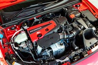 2リッターVTECターボエンジンは、高応答型のターボチャージャーなどにより、鋭いレスポンスと高出力化を実現。最高出力は330PS、最大トルクは420N・mを発生する。