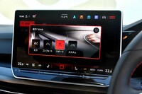 これまでより大幅にサイズアップした、12.9インチのセンターディスプレイ。高度な音声操作機能が搭載されるなど、機能も強化された。