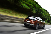 ボディーカラーはテスト車の「メタリック・コッパー」を含む全7色。外装色がブラックの場合を除き、ルーフをボディーと別色で塗り分ける「ブラックダイヤモンドルーフ」が組み合わされる。