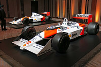 ホンダエンジンを得たマクラーレンは、1988年から1991年まで、ドライバーとコンストラクターの両タイトルを独占し続けた。写真は、右手前が「マクラーレンMP4/4」、左奥が「MP4/5B」(1990年)。