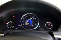 市街地で車両を静かに走らせたいときには「クワイエット」モードが使える。排気音が抑えられるほか、アクセルレスポンスや乗り心地もマイルドに変化する。