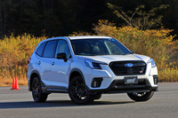「フォレスターSTI Sport」は、機械式の減衰力可変ダンパーなどを装備したスポーツグレードだ。STIは同モデルのノーマル車と用品装着車の2台を持ち込み、“乗り比べ”を実施した。