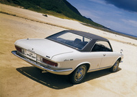 プレーンで上品なリアビュー。グレードはレザートップを標準で備えた「スーパーデラックス」(写真)と「パワステ付きデラックス」「デラックス」の3種類だった。