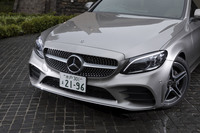 フロントまわりでは、バンパーとLEDヘッドランプユニットの内部に新デザインを採用。オプションの「AMGライン」(写真)を装着すると、グリルの内部にシルバーのドットパターンが配されたタイプに。