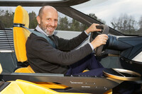 「Pu+Ra HPEコンセプト」のステアリングを握る、ランチアのルカ・ナポリターノCEO。1993年にローマ・サピエンツァ大学を卒業後、フォードを経て2000年に旧FCAに入社。2021年から現職。