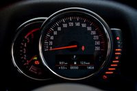 速度計を中心に据えた、ドライバー正面のメーターパネル。向かって左はエンジン回転計で、右の目盛りは燃料計。