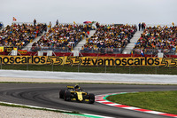 地元のヒーロー、フェルナンド・アロンソと同様、ルノーをドライブするカルロス・サインツJr.(写真)には大きな声援が送られていた。9番グリッドと定位置からスタート。レース中はザウバーのマーカス・エリクソンらと激しいポジション争いを繰り広げ観客を沸かせた。アロンソを従えての7位フィニッシュ。今季5戦して4回目の入賞となった。(Photo=Renault Sport)