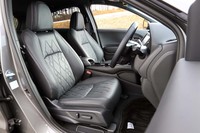 テスト車にはブラックの本革シートがオプション装着されていた。シートヒーターは運転席/助手席とも標準装備。