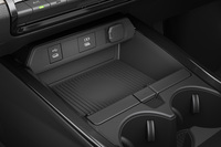 充電用USB端子(Type-C)は、センターコンソール前部に1個、コンソールボックス内に2個を標準装備。さらに「Z」グレードには、ワイヤレス充電器も用意される。