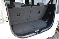 走行用バッテリーの搭載に伴って大型のサブトランクが廃止されたことを除くと、荷室スペースの仕様も他のモデルと共通となっている。