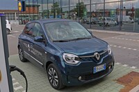 ドイツ系ディスカウントスーパーのEV専用駐車場にて。