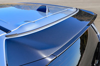 黒いルーフスポイラーの手前に取り付けられたガーニーフラップ。空気抵抗の悪化を抑えつつスポイラー上面に流れる空気を整流し、発生するダウンフォースを増加させる機能を持つ。「フロントスポイラーセット」として、フロントまわりの空力パーツとセットで販売される。