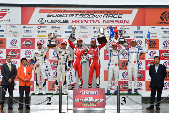 GT500クラス表彰式の様子。2013年のチャンピオンチームが、今季初勝利を遂げた。