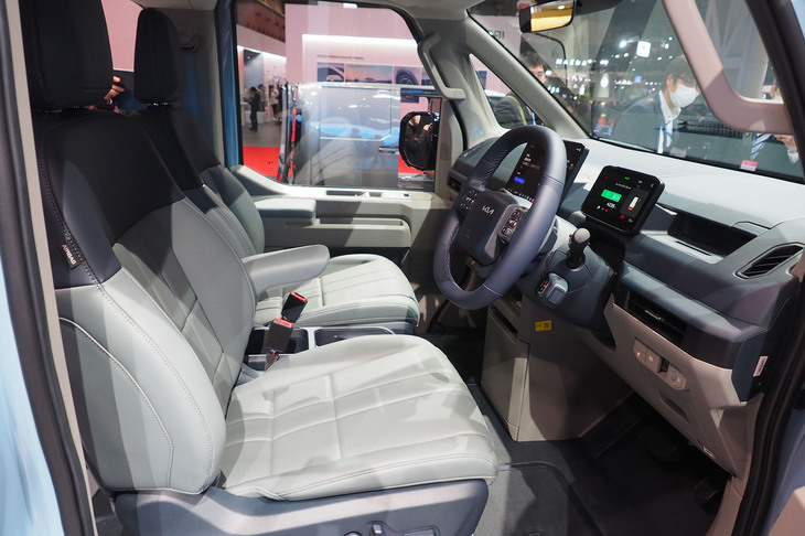 「PV5パッセンジャー」のインテリア。優れた視界もセリングポイントされる。メーターパネルは7.5インチサイズ、センターディスプレイは12.9インチサイズ。