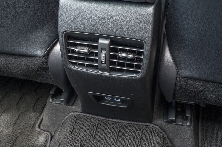 後席用にもエアアウトレットを搭載している。