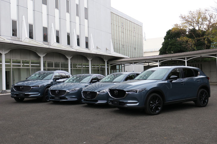 マツダの特別仕様車「ブラックトーンエディション」。右手前から「CX-5」「マツダ2」「マツダ6」「CX-8」。
