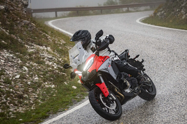 オンロードではスポーティーかつ快適で、オフロードでは高い走破性を発揮。悪天候にも強く、電子制御デバイスも充実している「ムルティストラーダV4 S」。ハイレベルな万能マシンだった従来モデルより、さらなる進化を遂げていた。