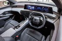 デジタルインストゥルメントパネルと、上下がフラットデザインとなる小径ステアリングホイールを組み合わせたプジョー独自の「i-Cockpit(iコックピット)」は、横長スクリーンを採用する「PEUGEOT Panoramic i-Cockpit(プジョーパノラミックiコックピット)」に進化した。