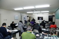 試乗の前に行われた技術説明の様子。今回の試乗会では、「G-ベクタリングコントロール」の検証、運転環境の重要性の確認、4WDシステム「i-ACTIV AWD」の検証、そして新型「CX-5」の、4つのプログラムが用意されていた。