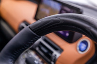 “バージョンL”グレードには「アッシュ(墨ブラック)」と呼ばれる特徴的なパネルやトリム、ステアリングリムなどが採用されるほか、本革シフトノブが標準装備となる。