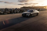 「エレクトリック」モード選択時は基本的にリアモーターのみによるドライブとなるものの、後輪のスリップを検知するとプロペラシャフトを介して前輪を駆動する。