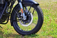 タイヤサイズは前:100/90-19、後ろ:120/80-18で、印シアット製のツアラー用タイヤを装着。ブレーキも印BYBRE製で、デュアルチャンネルABSが装備される。