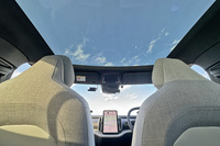 ルーフ全面をカバーするパノラマガラスルーフ。自慢の装備ではあるものの、シェードがないので夏場がちょっと心配。