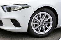 タイヤサイズは205/55R17。オプションの「AMGライン」を選択すると、225/45R18サイズのタイヤとAMGの5ツインスポークアルミホイールが装着される。