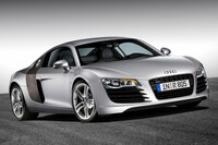2006年登場の初代「アウディR8」。今から実に20年前のクルマだが、そのデザインはいまだに新鮮さを失っていない。