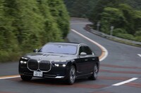【BMW i7 xDrive60エクセレンスのスペック】
	ボディーサイズ:全長×全幅×全高=5390×1950×1545mm/ホイールベース:3215mm/車重:2690kg/駆動方式:4WD/フロントモーター:交流同期電動機/リアモーター:交流同期電動機/フロントモーター最高出力:258PS(190kW)/8000rpm/フロントモーター最大トルク:365N・m(37.2kgf・m)/0-5000rpm/リアモーター最高出力:313PS(230kW)/8000rpm/リアモーター最大トルク:380N・m(38.6kgf・m)/0-6000rpm/システム最高出力:544PS(400kW)/システム最大トルク:745N・m(76.0kgf・m)/タイヤ:(前)255/45R20 105Y XL/(後)285/40R20 108Y XL(ピレリPゼロ)/交流電力量消費率:184Wh/km(WLTCモード)/一充電走行距離:650km(WLTCモード)/価格:1748万円
	
	【取材時の燃費データ】
	テスト距離:256.9km(市街地1:高速道路7:山岳路2)/消費電力量:64.2kWh/参考電力消費率:4.5km/kWh