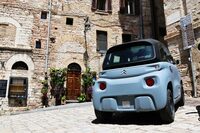 「シトロエン・アミ100%エレクトリック」のリアビュー。2024年5月アッシジにて。