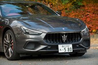 バンパー下部などを飾るカーボンパーツはオプション装備。グリル中央のトライデントバッジにはセンサーが内蔵されているため、表面がフラットになっている。