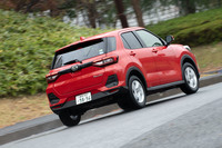 ボディーカラーは全8色で、一部の色ではブラックルーフも選択可能。試乗車の「コンパーノレッド」は、「トヨタ・ライズ」には設定のない「ロッキー」の専用色だ。