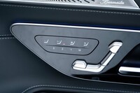 ヒーターとベンチレーション機能に加えて、首元に温かな風をまとわせるエアスカーフ機能も装備する。